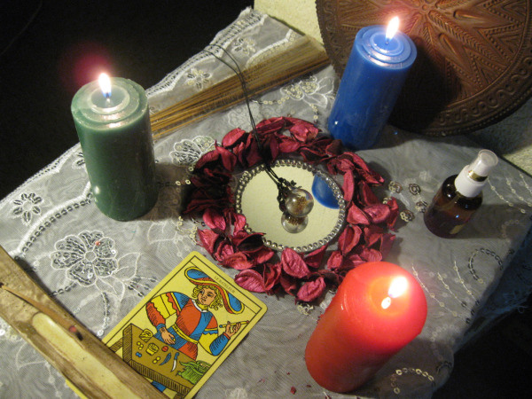 TRES VELONES DE LOS TRES COLORES BASICOS. PARA EL AMOR, LA SUERTE Y LA SALUD