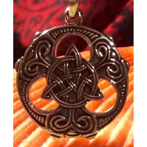 1098-poderoso-amuleto-triskel-de-las-brujas